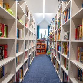 Kinderhotel: Bibliothek - mit Bücher, Spiele, Puzzle - Familotel Mein Krug