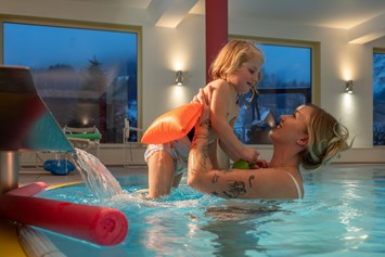 Kinderhotel: Spaß im Schwimmbad - Familotel Mein Krug