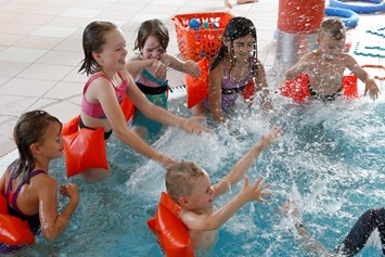 Kinderhotel: Kinderschwimmkurse zubuchbar  - Familotel Mein Krug