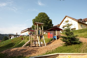 Kinderhotel: Außenbereich Spielfläche - Familotel Mein Krug