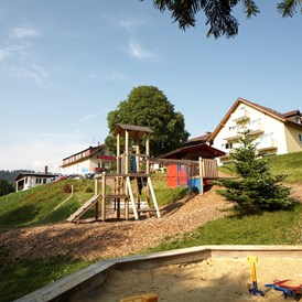 Kinderhotel: Außenbereich Spielfläche - Familotel Mein Krug