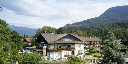 Familienhotel - Kinderbetreuung - Oberbayern - Unser Haus, umgeben von schönen Wäldern - Hotel Leiner
