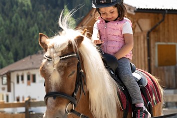 Kinderhotel: Ponyreiten - Alpenhotel Kindl