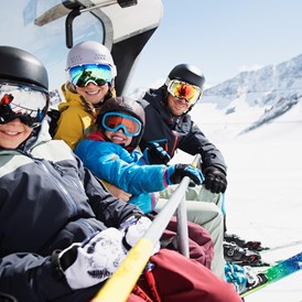 Kinderhotel: Familie beim Skifahren - Alpenhotel Kindl