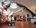 Kinderhotel: Empfangshalle - Family Hotel Schloss Rosenegg