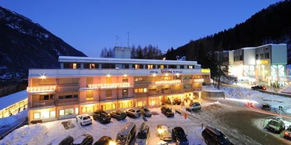 Familienhotel - Verpflegung: Halbpension - Trentino-Südtirol - Parkplatz beim Hotel - Hotel Sporting Ravelli