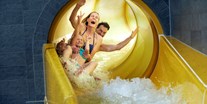 Familienhotel - Garten - Zillertal - Die Almhof Wasserrutsch garantiert Sapß für Jung und Alt! - Almhof Family Resort & SPA