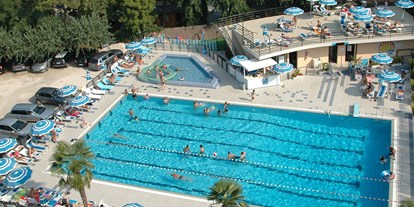 Familienhotel - Pools: Außenpool beheizt - Cesenatico-Villamarina - Großer Pool mit Liegen und Sonnenschirmen - Hotel Beau Soleil