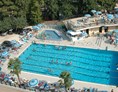 Kinderhotel: Großer Pool mit Liegen und Sonnenschirmen - Hotel Beau Soleil
