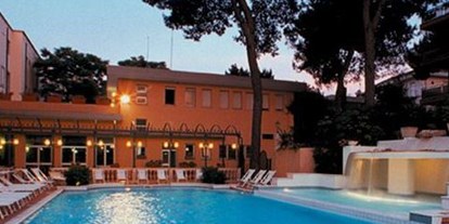 Familienhotel - Umgebungsschwerpunkt: Meer - Rimini - Abendliche Stimmung am Pool mit Liegen - Hotel Milano & Helvetia