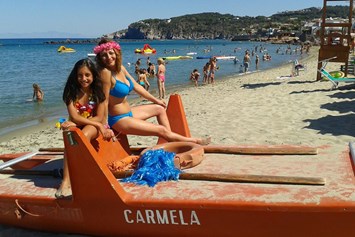 Kinderhotel: Strand "Oma Carmela" in der Nähe des Hotels - Family Spa Hotel Le Canne-Ischia
