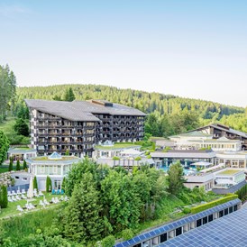 Kinderhotel: Das Ferienhotel Vier Jahreszeiten am Schluchsee liegt auf knapp 1.000 Meter Höhe, herrlich ruhig mit einem Panoramablick auf die traumhafte Schwarzwaldnatur, umgeben von idyllischen Tälern und Hügeln.
 - Vier Jahreszeiten am Schluchsee