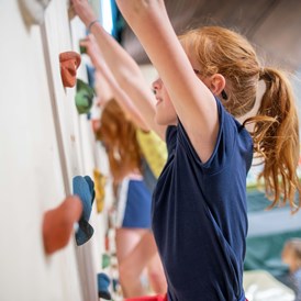 Kinderhotel: Mit Geschicklichkeit und Kondition hoch hinaus - die Kletterwand in der Indoor-Spielehalle - Vier Jahreszeiten am Schluchsee