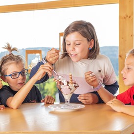 Kinderhotel: Kinder beim Eis essen im Café - Vier Jahreszeiten am Schluchsee
