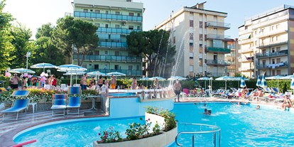 Familienhotel - Umgebungsschwerpunkt: Meer - Rimini - Schöne Badelandschaft mit vielen Liegen direkt am Pool - Club Hotel Smeraldo