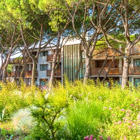 Kinderhotel: Im Garten befinden sich verschiedene Dependancen, finden Sie heraus welcher Stil am besten zu Ihnen und Ihrer Familie passt ☺
 - PARK HOTEL PINETA - Family Relax Resort
