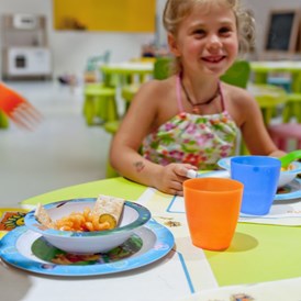 Kinderhotel: Kinder essen - Das Hotel des Bären Bo