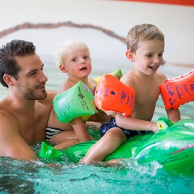 Kinderhotel: Badespass im Pool  - Werzers Hotel Resort Pörtschach