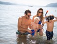Kinderhotel: Herrliche Erfrischung im See für die ganze Familie - Werzers Hotel Resort Pörtschach