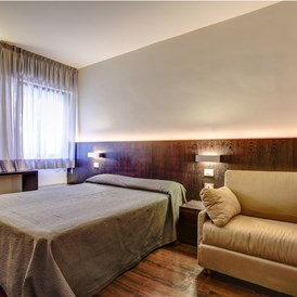 Kinderhotel: Zimmer mit Doppelbett und Couch - Europa Monetti LifeStyle & Family Hotel