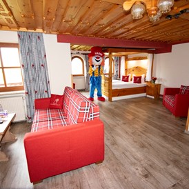 Kinderhotel: 1 - Raum Suite mit Doppelbett, Etagenbett und Sofa - Familotel Der Böhmerwald