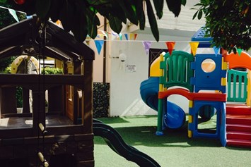 Kinderhotel: Kinderspielplatz im Garten vom Doge Hotel Alba Adriatica - Hotel Doge