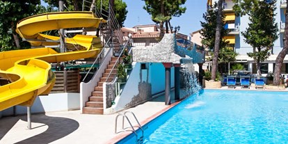 Familienhotel - Verpflegung: Frühstück - Pesaro - Spaß am Pool mit Wasserrutsche - Hotel Fabrizio