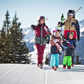 Kinderhotel: Skifahren mit der ganzen Familien in Saalbach Hinterglemm © Mirja Geh, Saalbach.com - 4****S Hotel Hasenauer