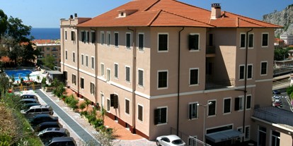 Familienhotel - Pools: Innenpool - Ligurien - Pool und Parkplatz am Hotel San Giuseppe - Hotel San Giuseppe
