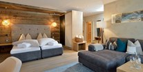 Familienhotel - Umgebungsschwerpunkt: Fluss - Tirol - Großes Zimmer mit Doppelbett - Familienparadies Sporthotel Achensee****