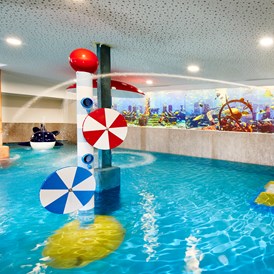 Kinderhotel: Kinder-Erlebnishallenbad 34 °C mit Wasserspielen und Rutsche - Feldhof DolceVita Resort