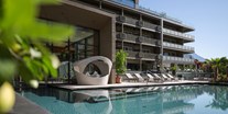 Familienhotel - Babysitterservice - Naturns bei Meran - Freibad 32 °C im mediterranem Gartenparadies - Feldhof DolceVita Resort