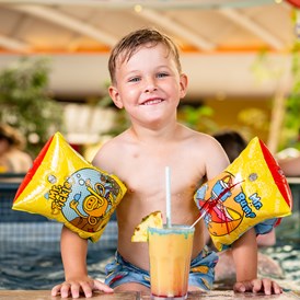 Kinderhotel: Cocktail mixen bei der Poolbar - H2O Hotel-Therme-Resort