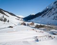 Kinderhotel: Hausansicht mit Talabfahrt & Übungslift der Skischule - Kinder- & Gletscherhotel Hintertuxerhof