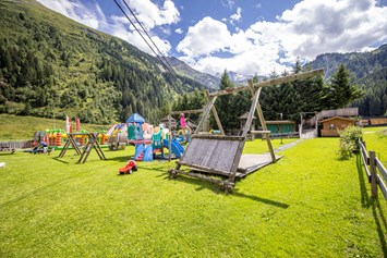 Kinderhotel: Unser Spielplatz mit Hüpfburg - Kinder- & Gletscherhotel Hintertuxerhof