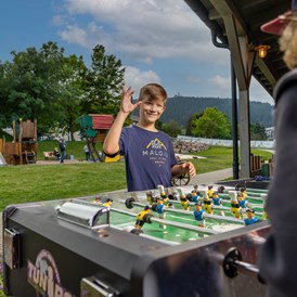 Kinderhotel: Spielspaß im Outdoorbereich der Spielscheune - Elldus Resort - Familotel Erzgebirge