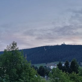 Kinderhotel: Der Fichtelberg am Abend. - Elldus Resort - Familotel Erzgebirge