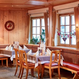 Kinderhotel: 4 verschiedene Restaurantstuben plus die Lounge bieten ausreichend Platz für die Familien. - Habachklause Familien Bauernhof Resort