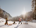 Kinderhotel: Ski- und Rodelhang direkt beim Hotel mit Seillift, Schlitten, Rutschteller ... - Habachklause Familien Bauernhof Resort