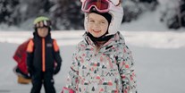 Familienhotel - Skilift - Kinderskikurs direkt vorm Hotel für Kids von 3 bis 5 Jahren, Unterricht jeweils vormittags von 9:30 bis 11:30 mit Abschlussrennen und Siegerehrung freitags.  - Habachklause Familien Bauernhof Resort