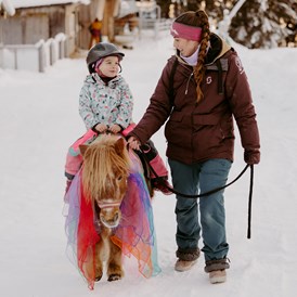 Kinderhotel: Reitpädagogik mit unseren Ponys im Winter, ab April gibt es Ponyreiten. - Habachklause Familien Bauernhof Resort