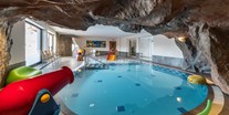 Familienhotel - Hunde: erlaubt - Tirol - Familien-Kinderbad mit 33-34 °C - Naturhotel Kitzspitz