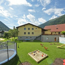 Kinderhotel: Garten mit Spielplatz - Hotel Eggerhof
