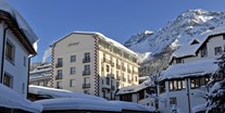 Familienhotel - Verpflegung: Halbpension - Graubünden - Aussenansicht im Winter - Hotel Schweizerhof