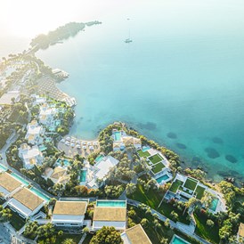 Kinderhotel: Das Grecotel Corfu Imperial ist wahrscheinlich das am eindrucksvollsten gelegene Hotel Griechenlands, das über den Olivenhainen thront. - Grecotel Corfu Imperial 