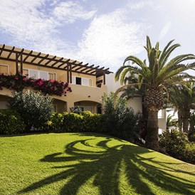 Kinderhotel: Große, gepflegte Gartenanlage im ROBINSON Club Esquinzo Playa - ROBINSON Club Esquinzo Playa