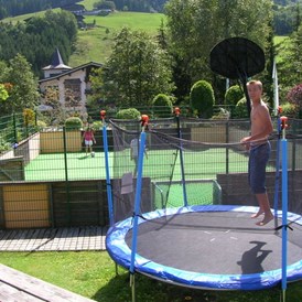 Kinderhotel: Multiballsportplatz/Tischtennis/Trampolin im Garten - The RESI Apartments "mit Mehrwert"