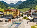 Kinderhotel: Das Familiehotel Zauchenseehof liegt mitten in den Salzburger Bergen und am Zauchensee - perfekt für den Sommer-Familien-Urlaub in Österreich - Familotel Zauchenseehof