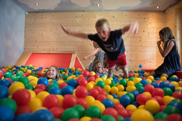 Kinderhotel: Bällebad im Indoor-Spielplatz - Übergossene Alm Resort