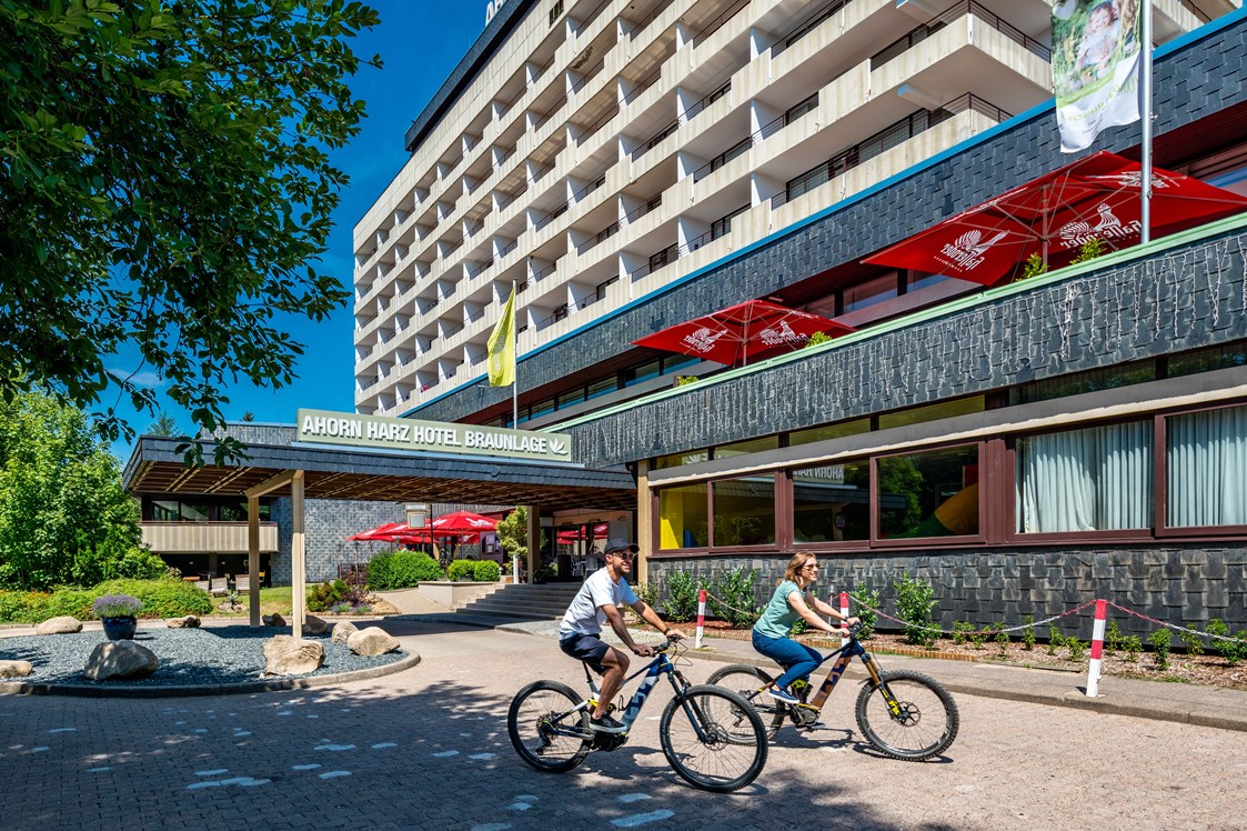 Kinderhotel: Außenansicht Hotel mit Fahrrädern - AHORN Harz Hotel Braunlage
